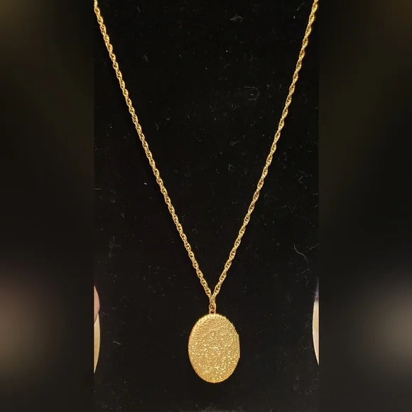 Gold Trifari "Gold Crown" Vintage Mourning Locket Necklace In Perfect Condition. - Picture 3 of 7